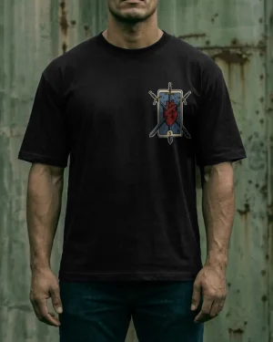 Hombre usando playera negra oversize con estampado 3 de espadas