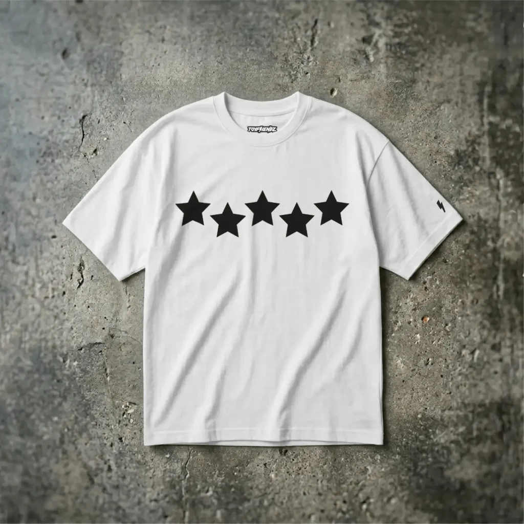playera blanca oversize estampado estrellas high standard cloud edition sobre el suelo