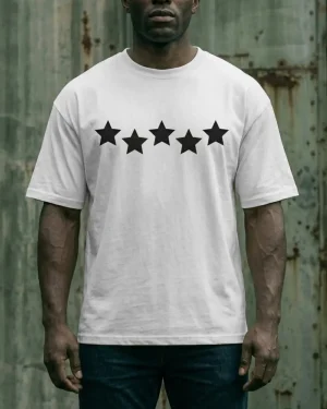 hombre modelando playera blanca oversize estampado estrellas high standard cloud edition
