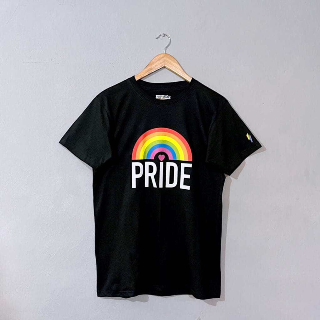 Playera Arcoíris pride de Toyfriendz colgada en la pared