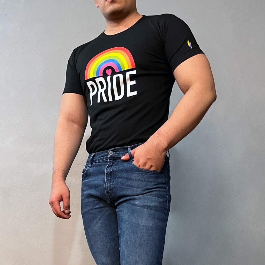 Hombre modelando la playera Arcoíris pride de Toyfriendz