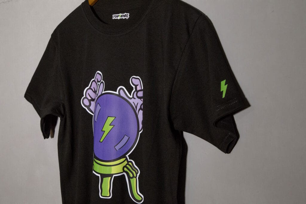 Detalle de estampado de bola de cristal playera negra donde se muestra la talla