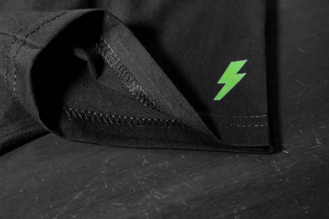 Detalle de manga donde se muestra el logo de TOYFRIENDZ en color verde