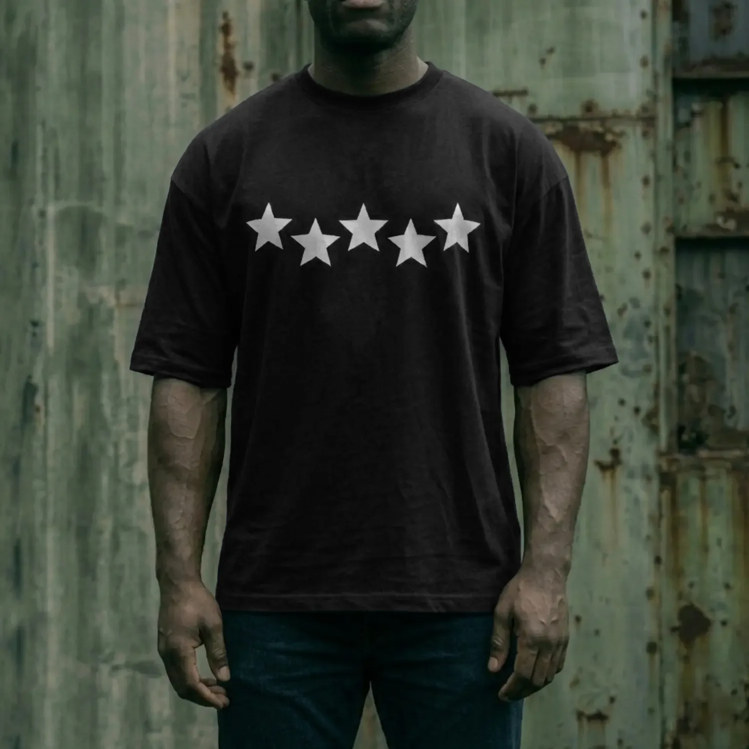 hombre de frente usando playera negra oversize estampado estrellas high standard