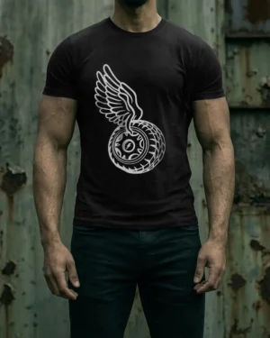 Hombre de frente usando playera negra llanta alada corte regular de Toyfriendz