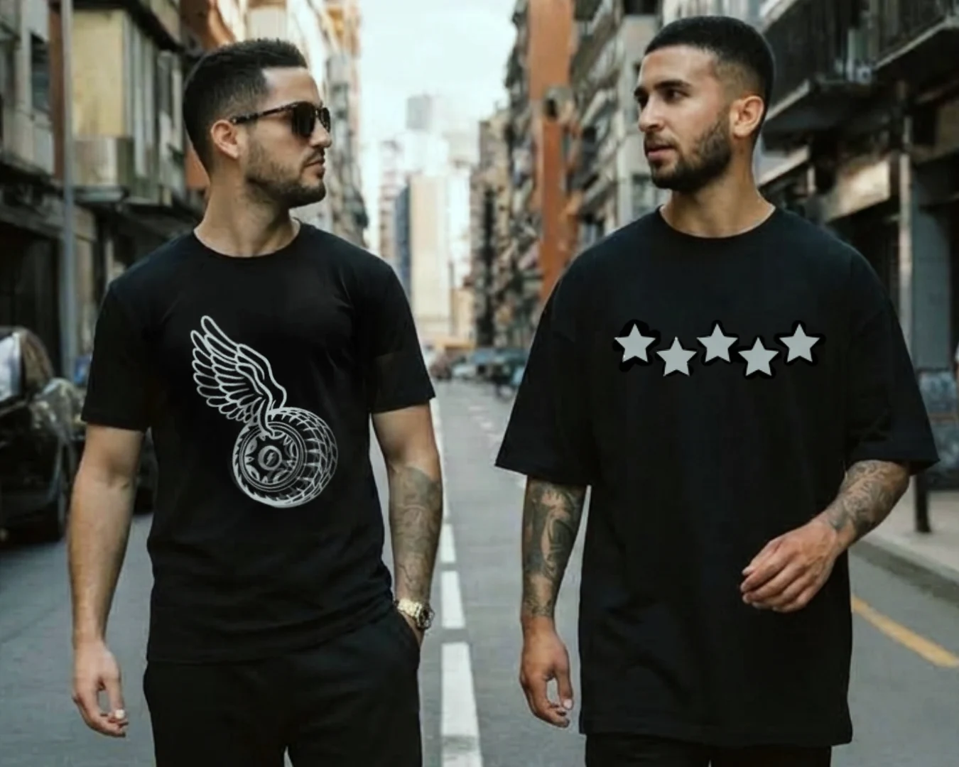 Dos hombres caminando por la calle vistiendo playeras negras streetwear TOYFRIENDZ