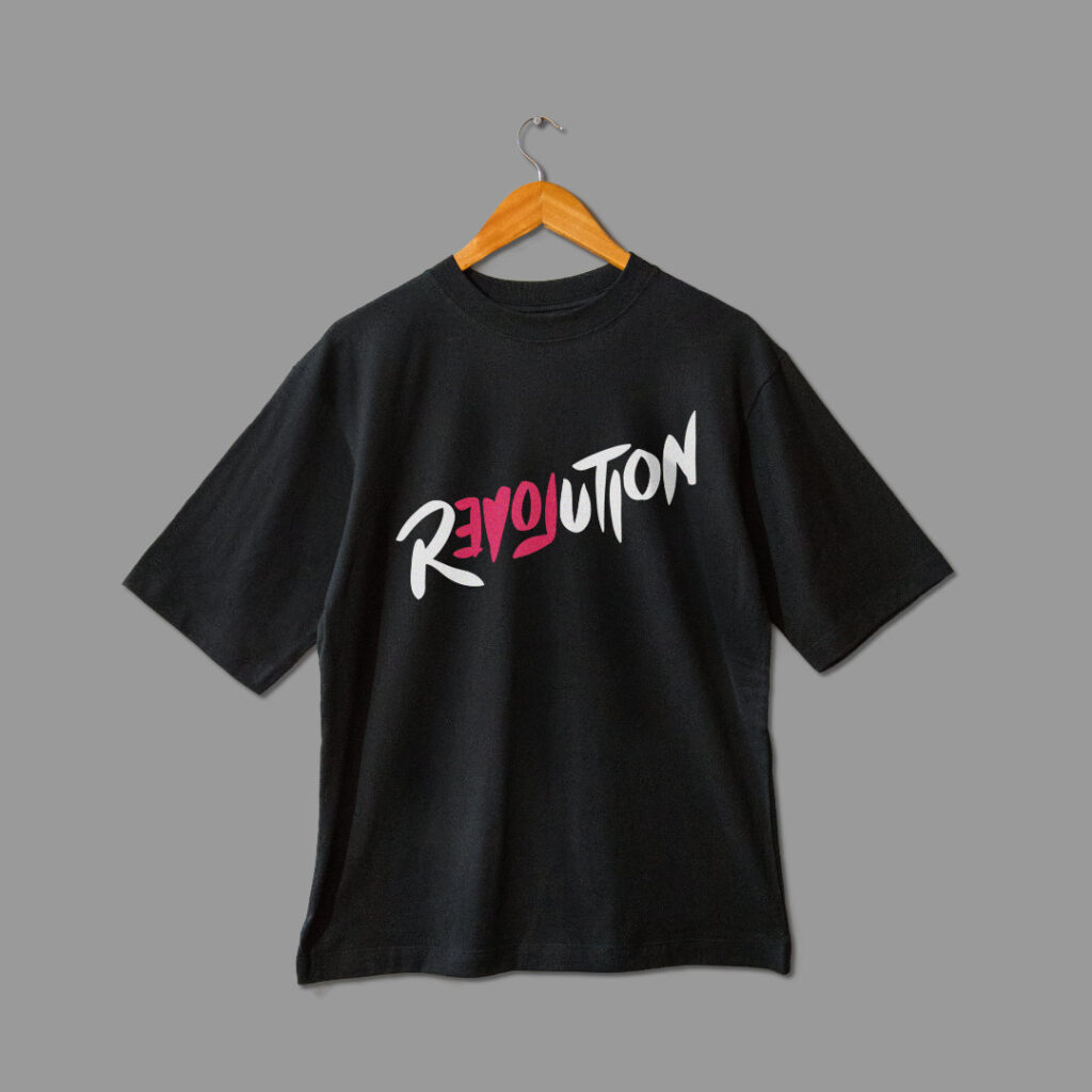 playera negra oversize con estampado de Revolution con la palabra Love en su interior. Love Revolution,