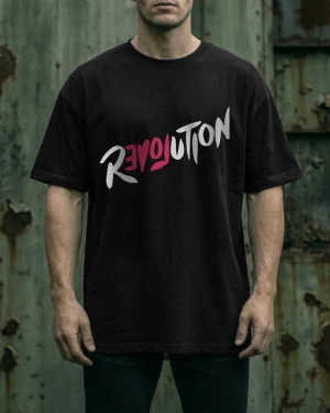 Hombre usando la playera negra oversize con estampado love revolution