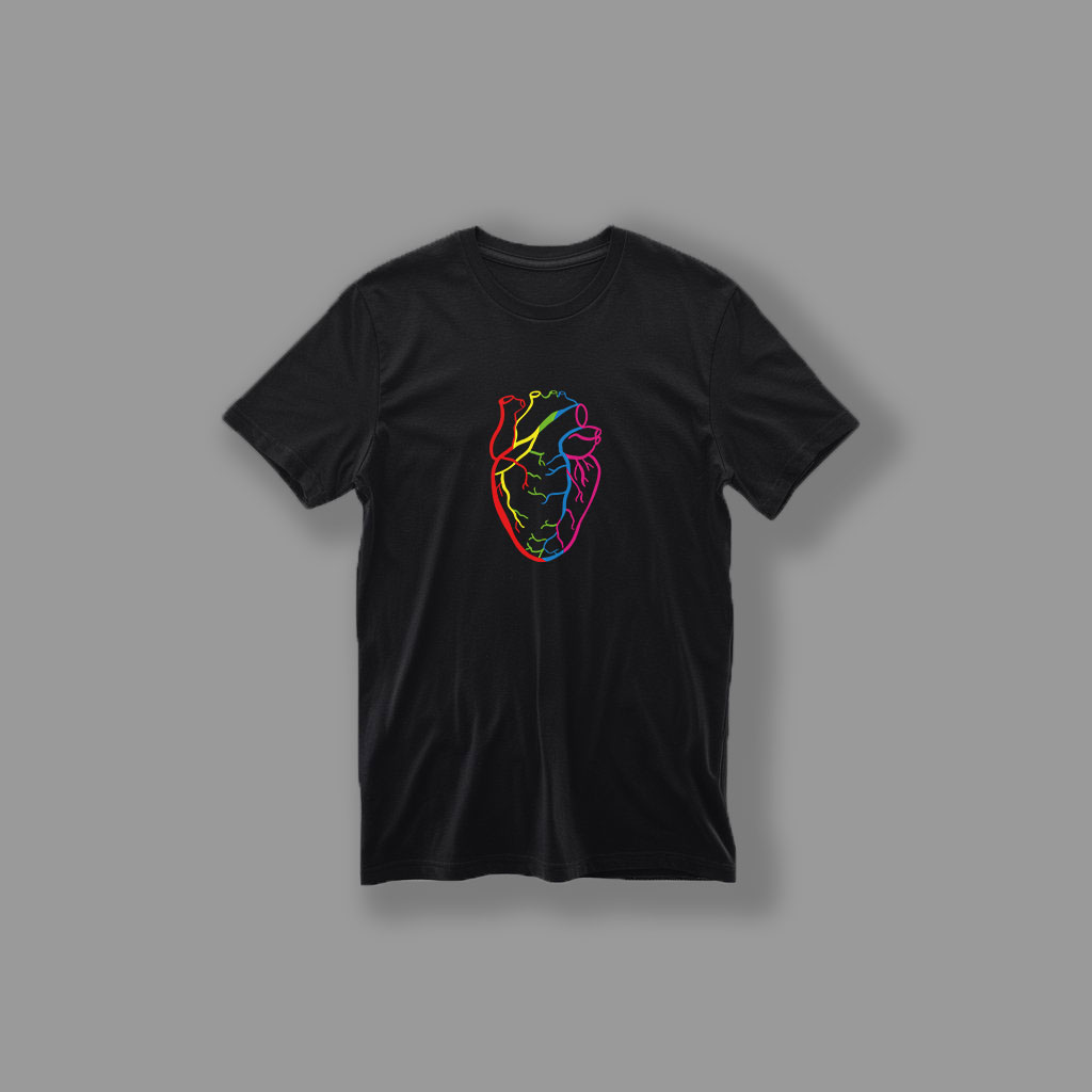 playera con estampado de corazón arcoíris pride