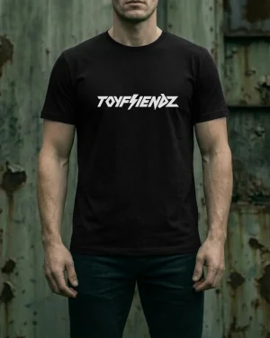 Hombre modelando la playera negra corte regular con estampado de toyfriendz