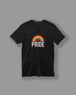 playera con texto pride y arcoíris