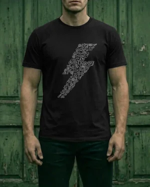 Hombre usando playera con estampado de trueno con formas al azar de juguetitos