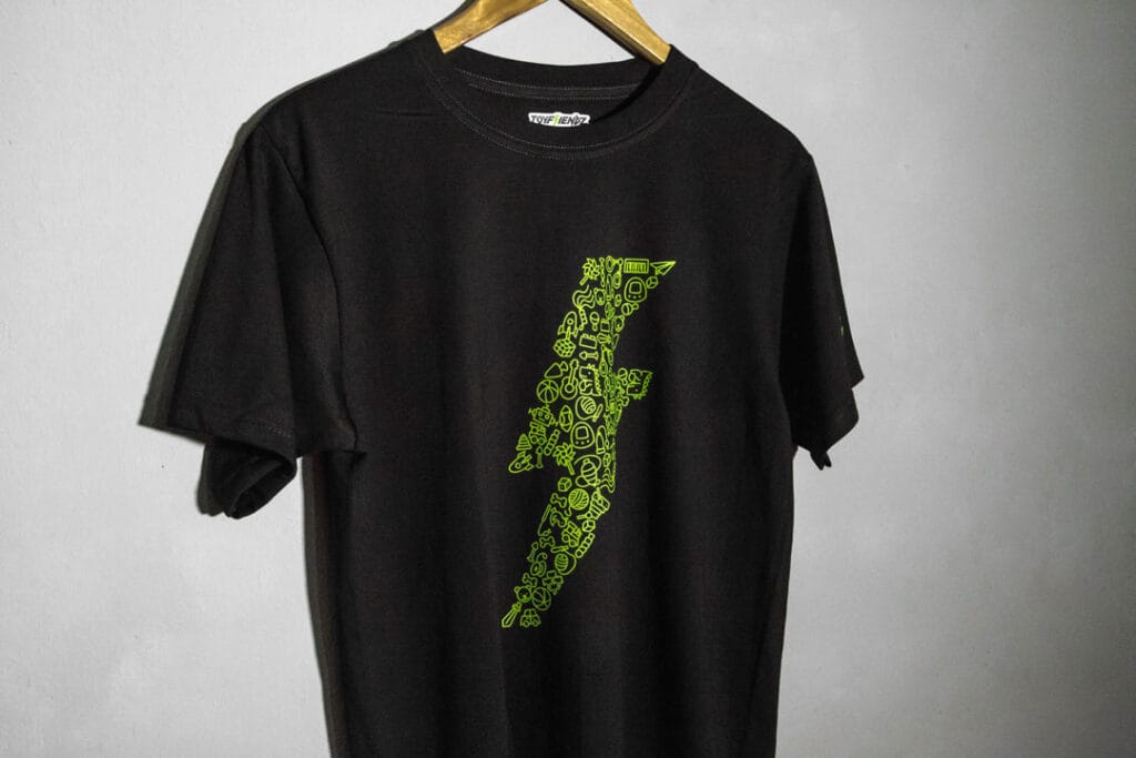 Trueno Verde playera negra colgada en la pared
