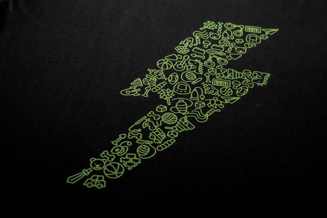 Detalle del estampado de Trueno Verde playera negra