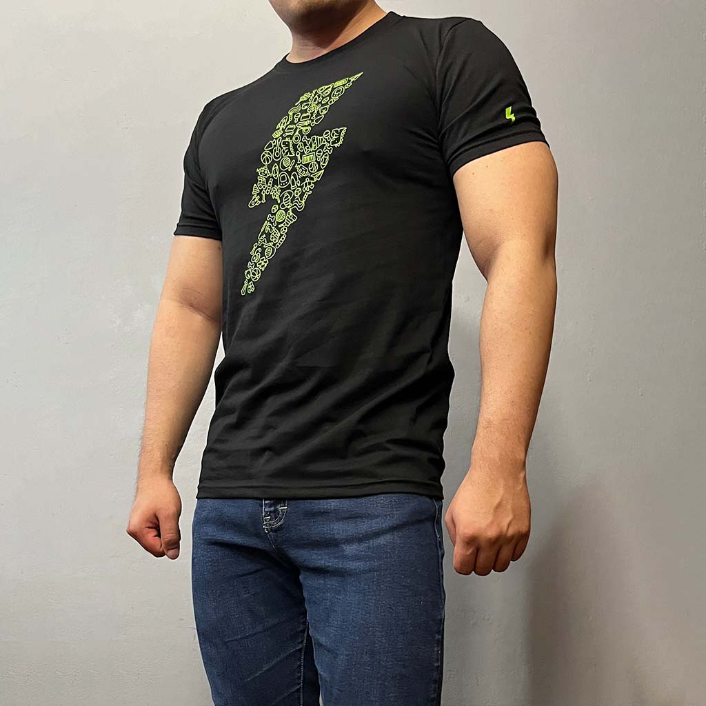 Hombre modelando la Trueno Verde playera negra