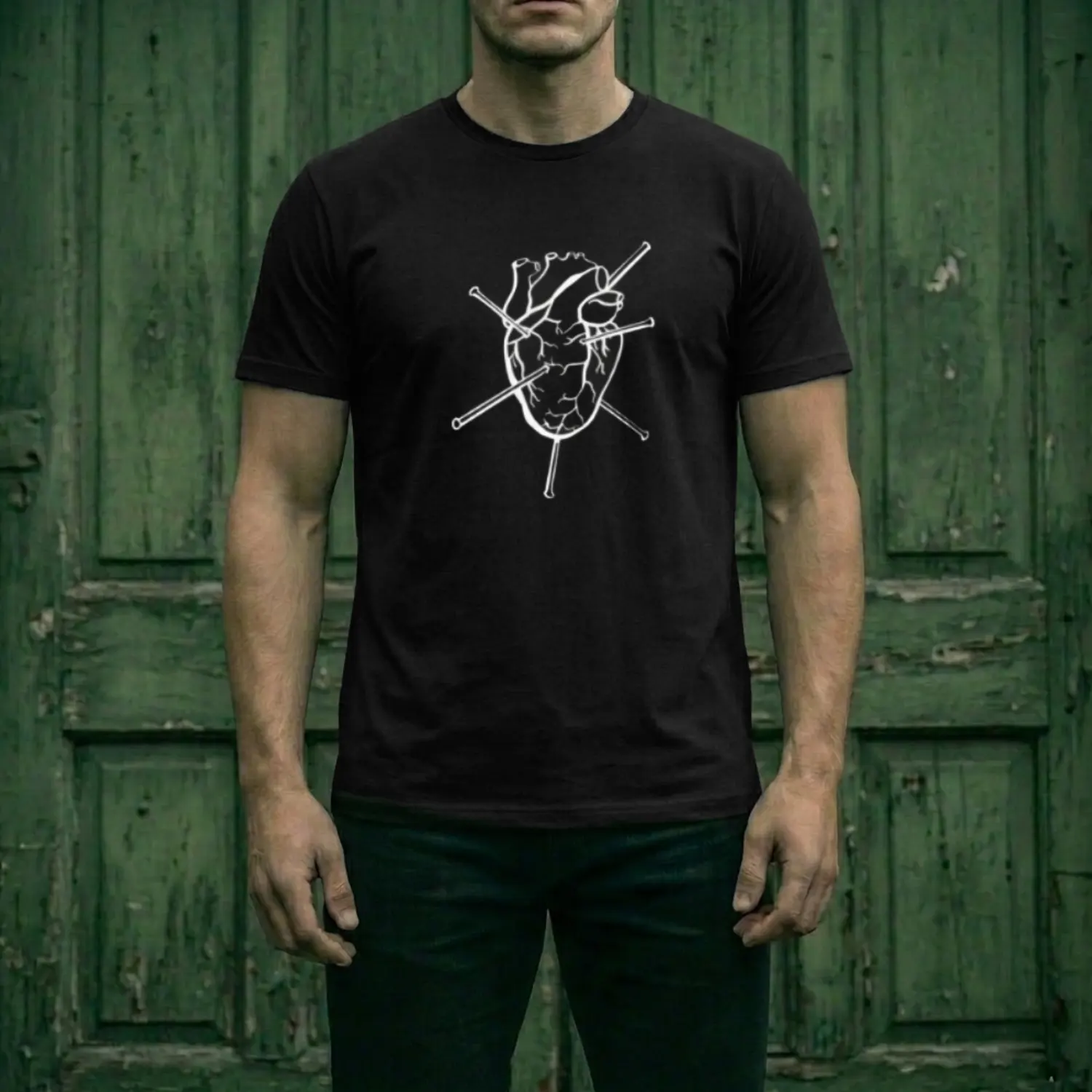 Hombre usando playera negra con estampado de corazón voodoo love lineart