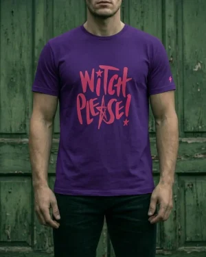 Hombre usando playera morada con estampado de witch please