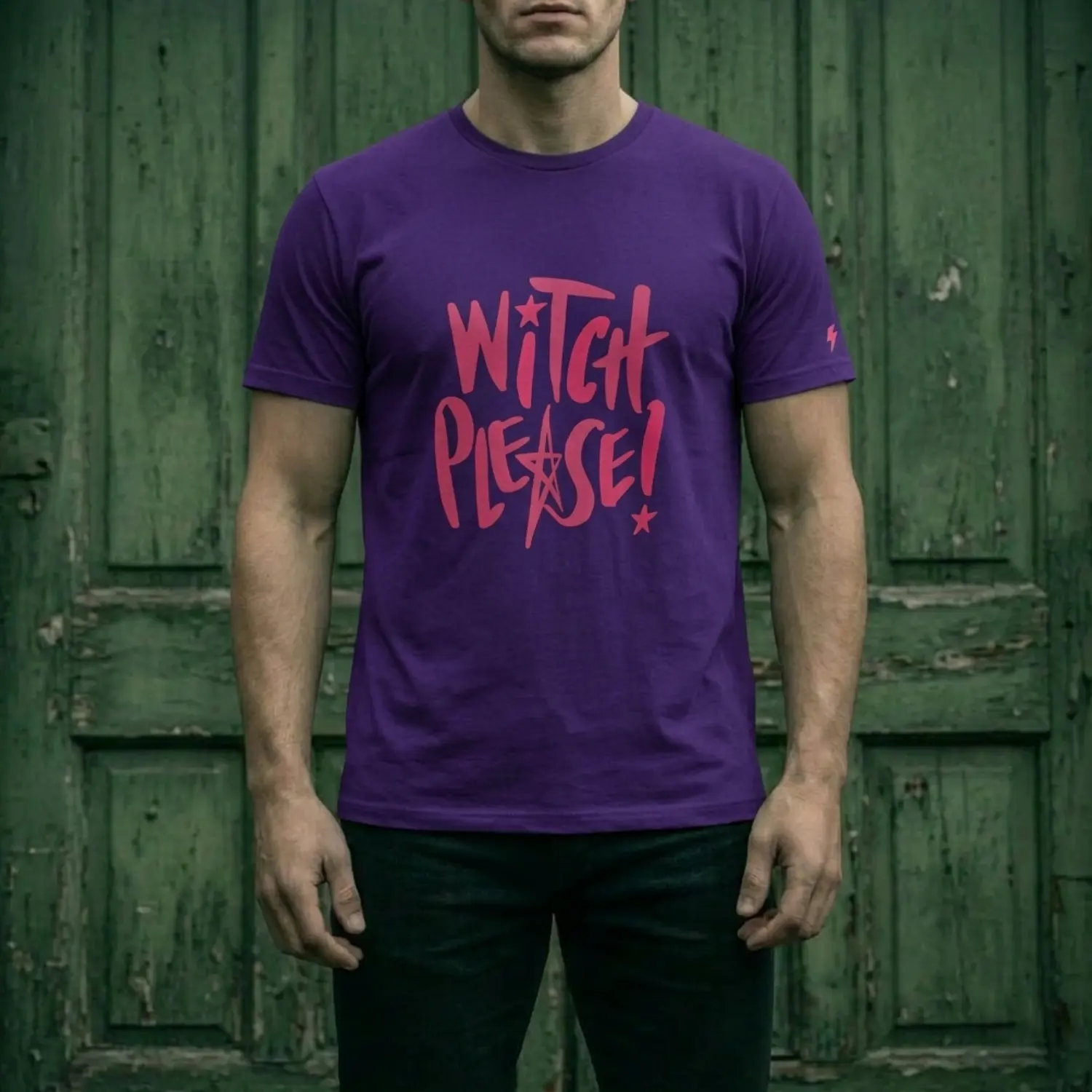 Hombre usando playera morada con estampado de witch please